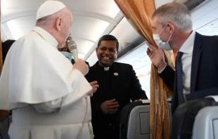 Mons. George Jacob Koovakad (al centro) con el Papa Francisco y Matteo Bruni, director de la Oficina de Prensa del Vaticano, en el viaje papal a Hungría en 2021. Crédito: Vatican Media.