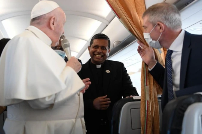 El Papa Francisco, Mons. George Jacob Koovakad y Matteo Bruni 27112024