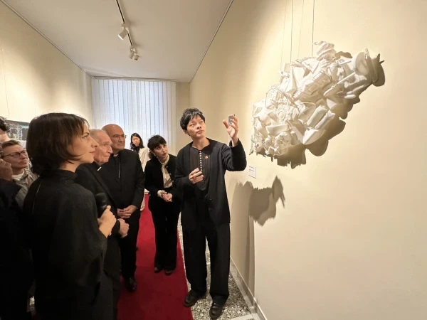 Un artista de Taiwán explica cómo esta obra de arte impresa en 3D es una colaboración entre humanos e inteligencia artificial en la Embajada de la República de China ante la Santa Sede. Crédito: Embajada de la República de China ante la Santa Sede