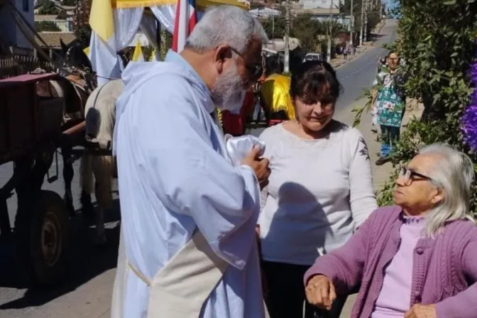 Leonardo Córdova en su servicio como diácono permanente