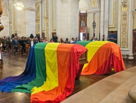 Arzobispo justifica colocación de banderas LGTB sobre ataúdes en catedral mexicana