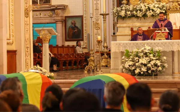 Féretros con la bandera LGBT en Catedral de Aguascalientes (México). Crédito: María Miranda Franco / Metropolitano Aguascalientes