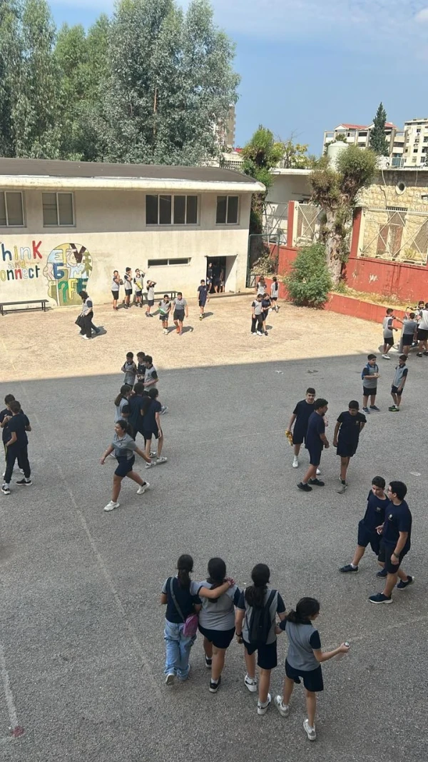 Los estudiantes se reúnen al aire libre durante un recreo en el patio de recreo del College des Apôtres (Escuela de los Apóstoles) en Jounieh. Crédito: Noelle El Hajj.