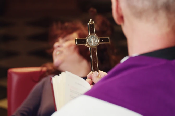 Fotograma de "Libera Nos. El combate de los exorcistas", película impulsada por la Asociación Internacional de Exorcistas.