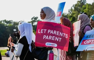 Padres protestan contra la política de la Junta Escolar del Condado de Montgomery que les impide excluir a sus hijos de materiales pro-homosexuales y transgénero. Crédito: Foto cortesía del Fondo Becket.