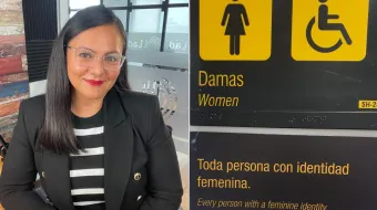 Olga Izquierdo y la señalética del baño de mujeres en el Aeropuerto Internacional Jorge Chávez de Lima, en Perú.