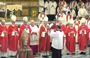 Mons. Domenico Battaglia sujeta el relicario con la sangre de San Genaro Crédito: Captura de pantalla de Youtube