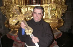 Un fraile franciscano sostiene el Lignum Crucis de Santo Toribio de Liébana, el mayor del mundo. Crédito: Provincia franciscana de la Inmaculada.