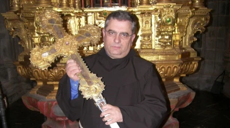 Un fraile franciscano sostiene el Lignum Crucis de Santo Toribio de Liébana, el mayor del mundo.