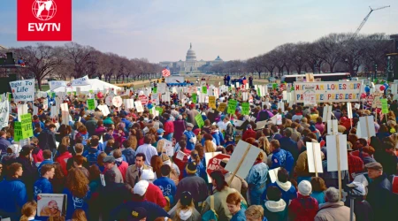 Miles de manifestantes se reúnen en el National Mall