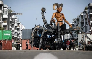 Representación de Lilith, la “guardiana de la oscuridad”, construida para el festival de metal Hellfest en Toulouse, suroeste de Francia, el 15 de octubre de 2024. “Lilith” es uno de los personajes de la ópera urbana de la compañía francesa La Machine titulada “El guardián del templo Opus II: El portal de la oscuridad”, que se presentará del 25 al 27 de octubre de 2024 en Toulouse. | Crédito: LIONEL BONAVENTURE/AFP vía Getty Images