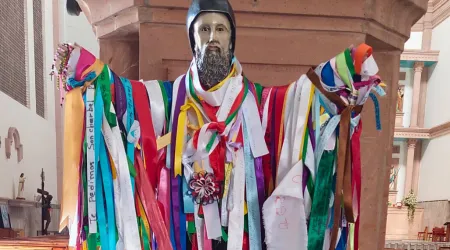 Los listones de San Chárbel, popular tradición católica en México