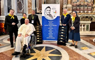 El Papa Francisco bendice las "13 llaves" del proyecto en la basílica de San Pedro Crédito: Famvin Homeless Alliance