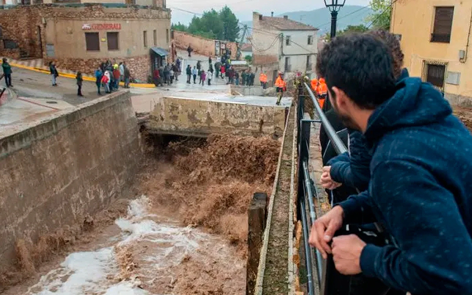 Vecinos de Letur (Albacete, España) observan las consecuencias de las inundaciones.?w=200&h=150