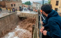 Vecinos de Letur (Albacete, España) observan las consecuencias de las inundaciones.