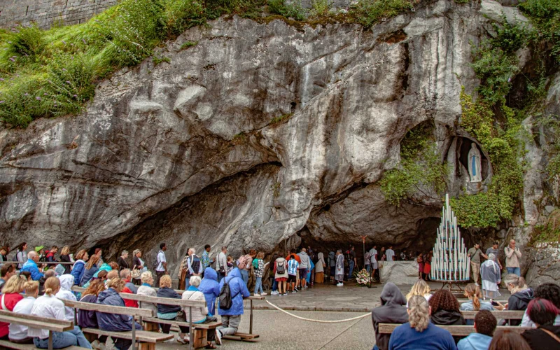 Así puedes dejar tus intenciones a los pies de la Virgen de Lourdes en su santuario este 2025