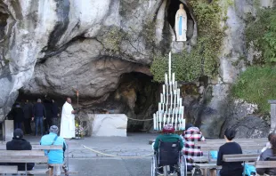 Tres millones de peregrinos acuden cada año a la gruta de Lourdes donde se apareció la Virgen María. Crédito: Courtney Mares / CNA