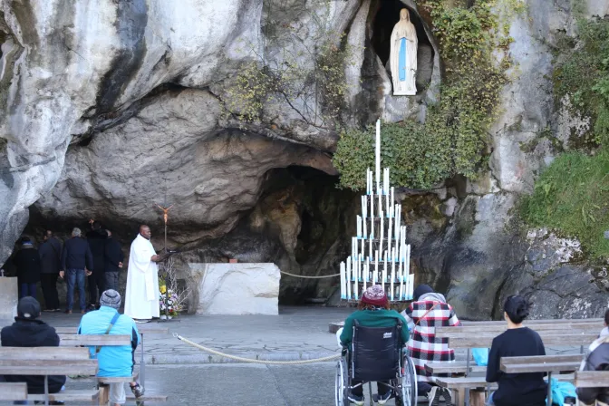Tres millones de peregrinos acuden cada año a la gruta de Lourdes donde se apareció la Virgen María.