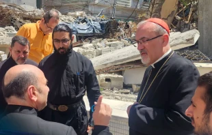 El Cardenal Pierbattista Pizzaballa, Patriarca Latino de Jerusalén, y el P. Gabriel Romanelli, párroco de la Iglesia de la Sagrada Familia, durante su más reciente visita a Gaza, evaluando la destrucción dejada por la guerra. Crédito: PLJ.