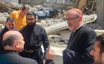 El Cardenal Pierbattista Pizzaballa, Patriarca Latino de Jerusalén, y el P. Gabriel Romanelli, párroco de la Iglesia de la Sagrada Familia, durante su más reciente visita a Gaza, evaluando la destrucción dejada por la guerra.