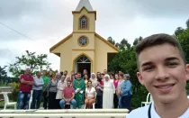 Lucas Gordia Andrade con la comunidad en la Capilla del Sagrado Corazón de Jesús y Nuestra Señora de la Concepción.