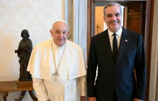 El Papa Francisco junto a Luis Abinader este 27 de mayo Crédito: Vatican Media