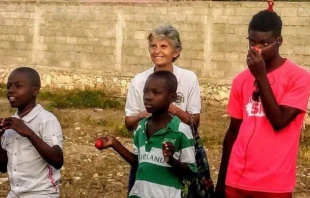 Luisa Dell’Orto en su trabajo con niños haitianos. Crédito: EWTN Noticias.