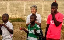 Luisa Dell’Orto en su trabajo con niños haitianos.