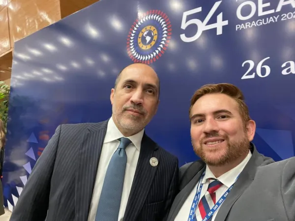 Luis Martínez (derecha), agradeciendo al Viceministro de Relaciones Exteriores de Paraguay su apoyo y posición. Human Life International