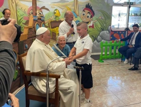 El Papa Francisco visita por sorpresa a monja de 81 años que vive en una caravana y sirve a homosexuales y “trans”