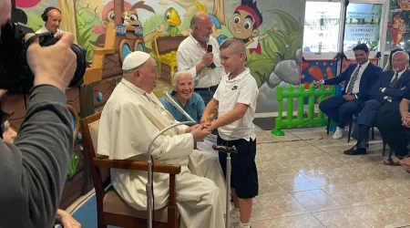 El Papa Francisco junto a Sor Geneviève Jeanningros saluda a un niño durante su visita sorpresa a Luna Park