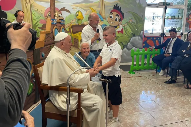 El Papa Francisco junto a Sor Geneviève Jeanningros saluda a un niño durante su visita sorpresa a Luna Park