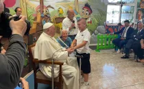 El Papa Francisco junto a Sor Geneviève Jeanningros saluda a un niño durante su visita sorpresa a Luna Park