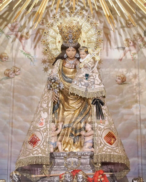 Imagen de la Virgen de los Desamparados con un lazo de luto. Crédito: María Jesús Fernández / Archidiócesis de Valencia.