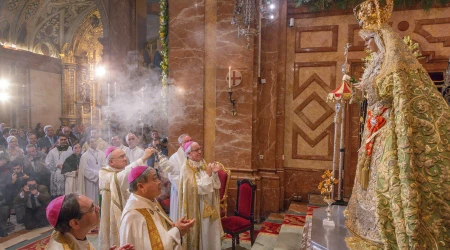 Mons. Edgar Peña Parra, junto a Mons. Saiz Meneses, hacen entrega de la Rosa de Oro a la Virgen Esperanza de la Macarena en Sevilla