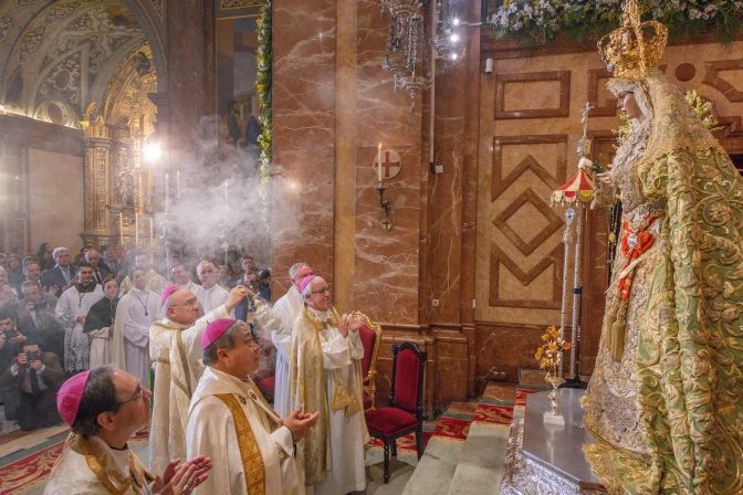 Mons. Edgar Peña Parra, junto a Mons. Saiz Meneses, hacen entrega de la Rosa de Oro a la Virgen Esperanza de la Macarena en Sevilla