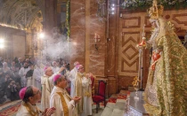 Mons. Edgar Peña Parra, junto a Mons. Saiz Meneses, hace entrega de la Rosa de Oro a la Virgen Esperanza de la Macarena en Sevilla