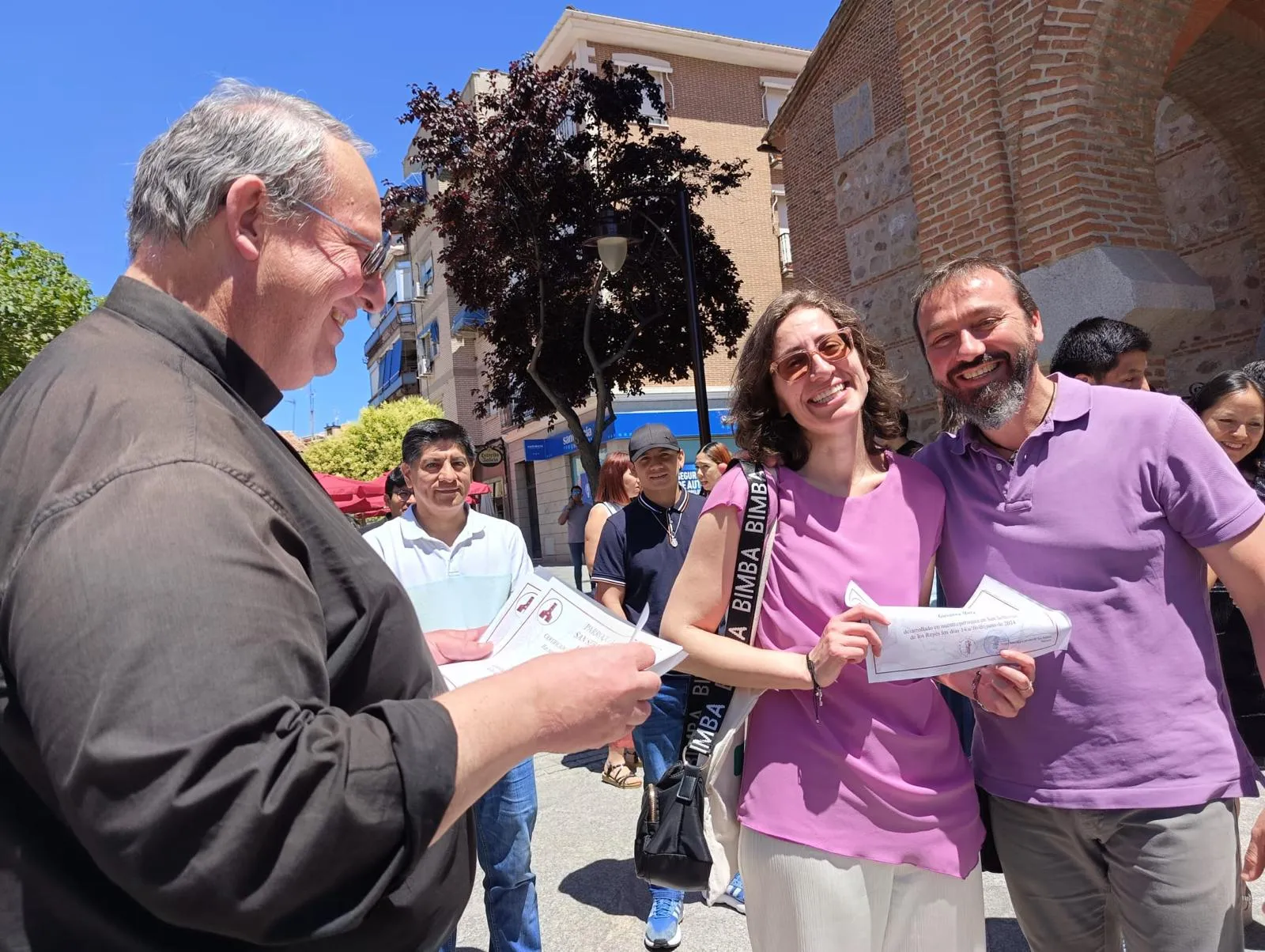 Una pareja recibe el diploma del cursillo previo a la macroboda organizada por una parroquia de la Archidiócesis de Madrid (España).?w=200&h=150