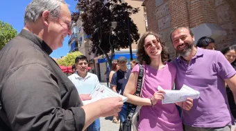Una pareja recibe el diploma del cursillo previo a la macroboda organizada por una parroquia de la Archidiócesis de Madrid (España).