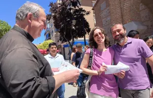 Una pareja recibe el diploma del cursillo previo a la macroboda organizada por una parroquia de la Archidiócesis de Madrid (España). Crédito: Parroquia San Sebastián Mártir.
