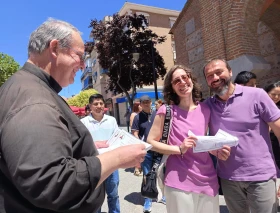 Sacerdote sale al encuentro de parejas casadas por lo civil con una macroboda católica