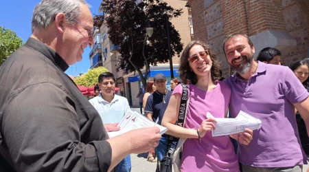 Una pareja recibe el diploma del cursillo previo a la macroboda organizada por una parroquia de la Archidiócesis de Madrid (España).