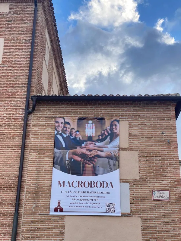 Pancarta anunciando la macroboda en la parroquia de San Sebastián Mártir en la Archidiócesis de Madrid. Crédito: Parroquia de San Sebastián.