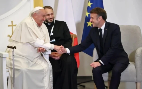 El Papa Francisco y el presidente francés Emmanuel Macron se reúnen en Córcega el 15 de diciembre de 2024. Crédito: Daniel Ibáñez / EWTN / Vatican Pool.