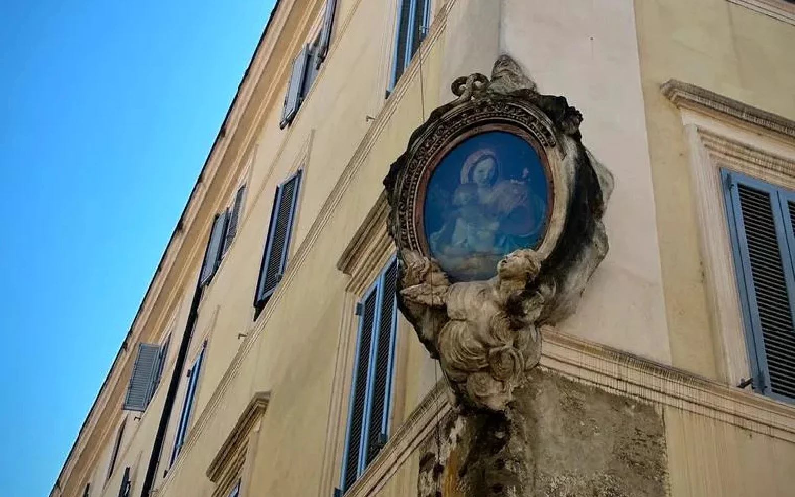 Una Madonnelle con el Niño Jesús adorna un edificio de apartamentos romano.?w=200&h=150