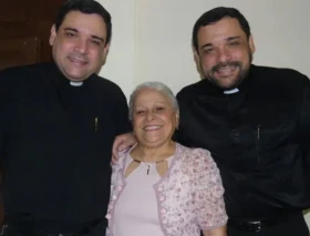 Madre de curas gemelos: La mayor riqueza de los padres es tener hijos sacerdotes