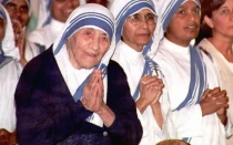 Madre Teresa de Calcuta sonríe durante la Misa en la Iglesia Católica del Sagrado Corazón en Atlanta el 12 de junio de 1996.