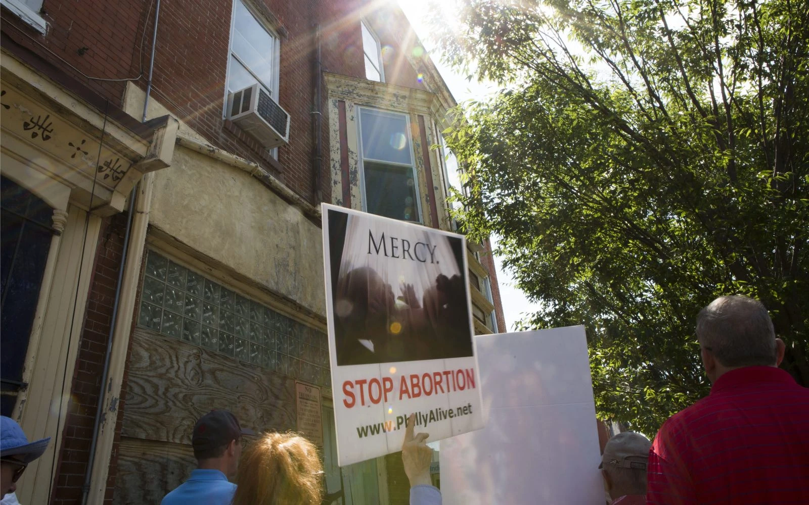 La Coalición Provida de Pensilvania lleva a cabo una manifestación de "Testigo de la Misericordia por la Vida" el 23 de julio de 2016, afuera del antiguo sitio de la clínica de aborto cerrada del Dr. Kermit Gosnell en Filadelfia. Gosnell fue declarado culpable del asesinato en primer grado de tres bebés, el homicidio involuntario de su paciente Karnamaya Mongar y otros cargos de delitos graves.?w=200&h=150