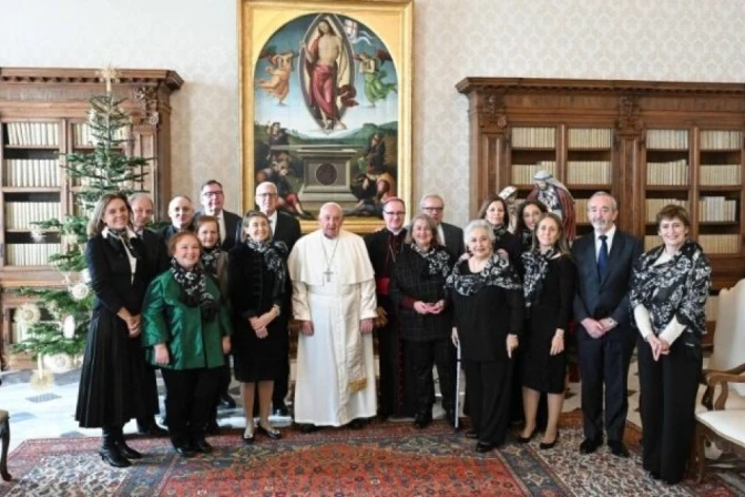 El Papa Francisco, junto a una delegación de Manos Unidas.