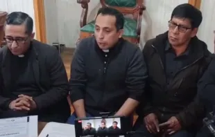 P. Manuel Salazar (al centro) en conferencia de prensa por los hechos ocurridos el 30 de noviembre Crédito: Comunicaciones Diócesis de Cajamarca.